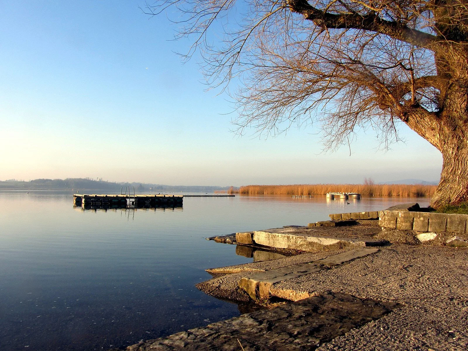 Das Strandbad in Auslikon. Aufnahme von Roland Fischer, Zürich (Switzerland) via Wikimedia Commons, CC BY-SA 3.0