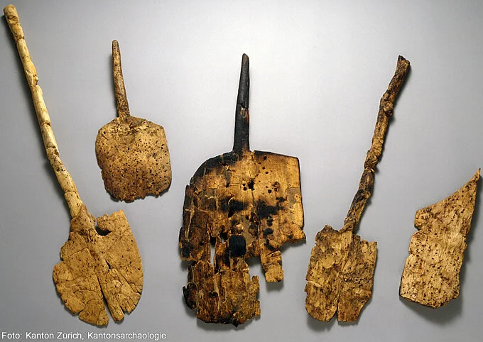 Diese gefundenen Holzwerkzeuge könnten als Paddel gedient haben. Quelle: Kantonsarchäologie Kanton Zürich