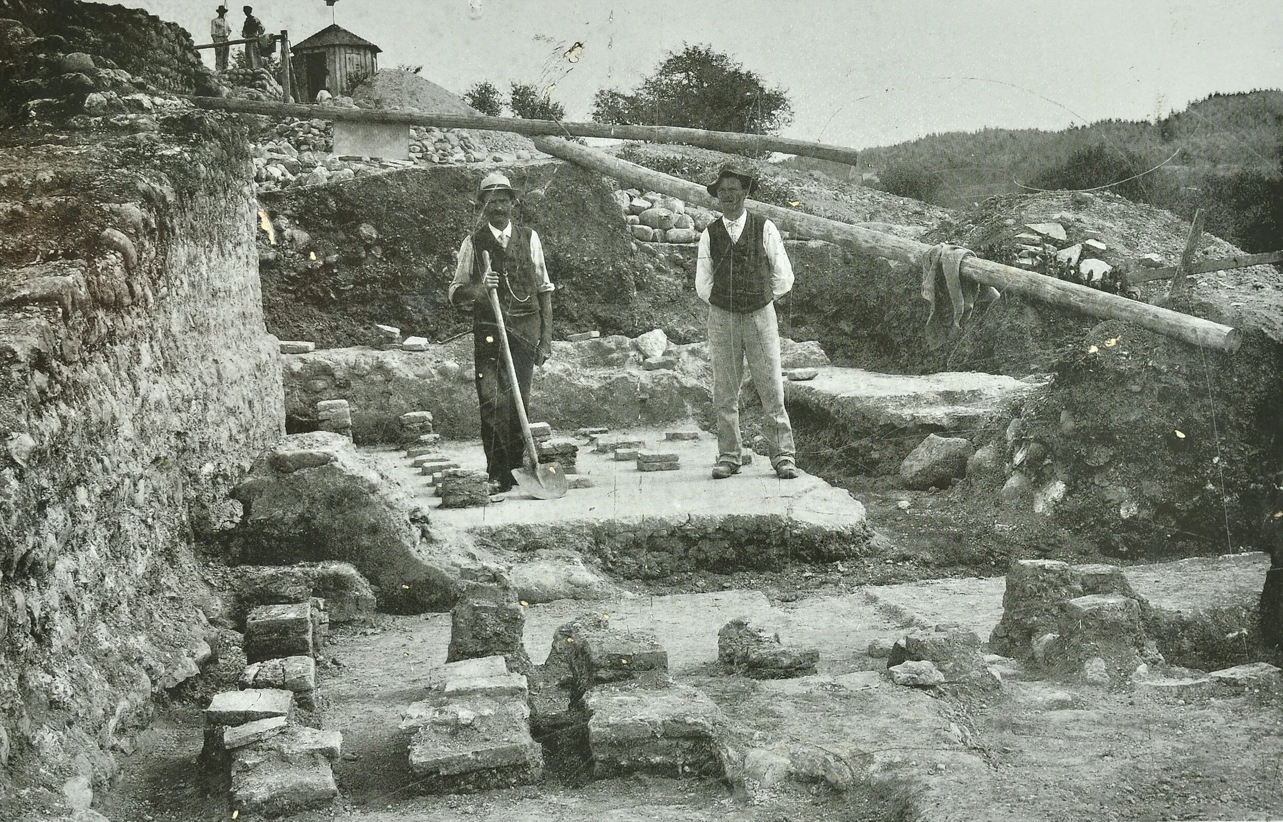Grabungsarbeiten am Römerkastell im Jahr 1907. Bildquelle: Heimatmuseum am Pfäffikersee, Eidgenössisches Archiv für Denkmalpflege Bern via Wikimedia). Fotografierte Infotafel durch Roland Fischer, Zürich (Switzerland), CC BY-SA 3.0